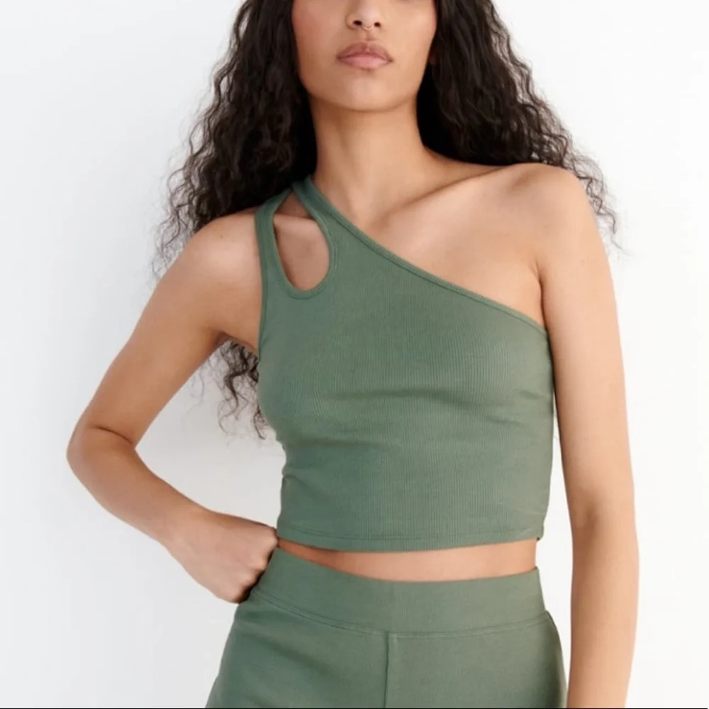 NWT💚Zara Asymmetrical Rib Top 🌳 - Picture 2 of 7